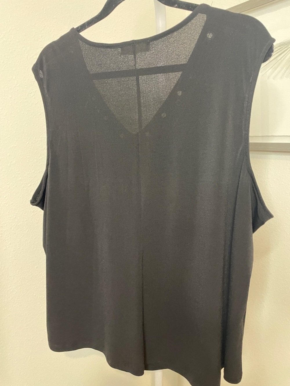 89th & Madison Black V-Neck Sleeveless Blouse with Grommet Chain Detail - Picture 5 of 5